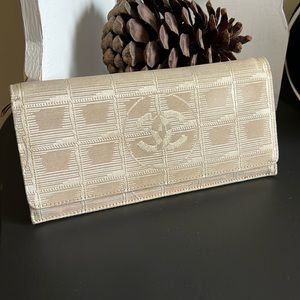 💕Authentic Gorgeous CHANEL Beige TRAVEL LINE WALLET 💕